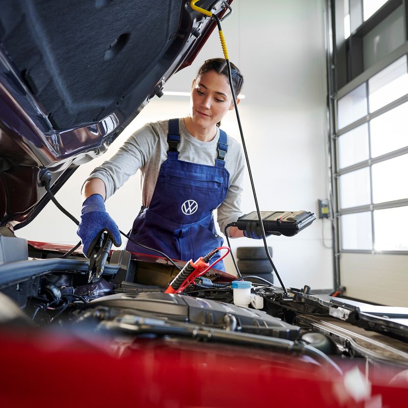 Volkswagen Technikerin bei der „Pickerl“ Begutachtung