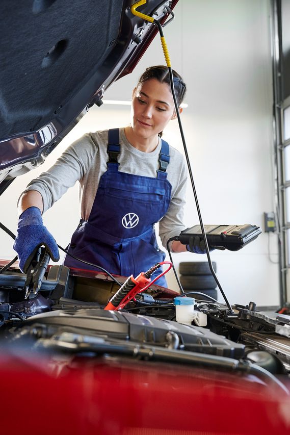 Volkswagen Technikerin bei der „Pickerl“ Begutachtung