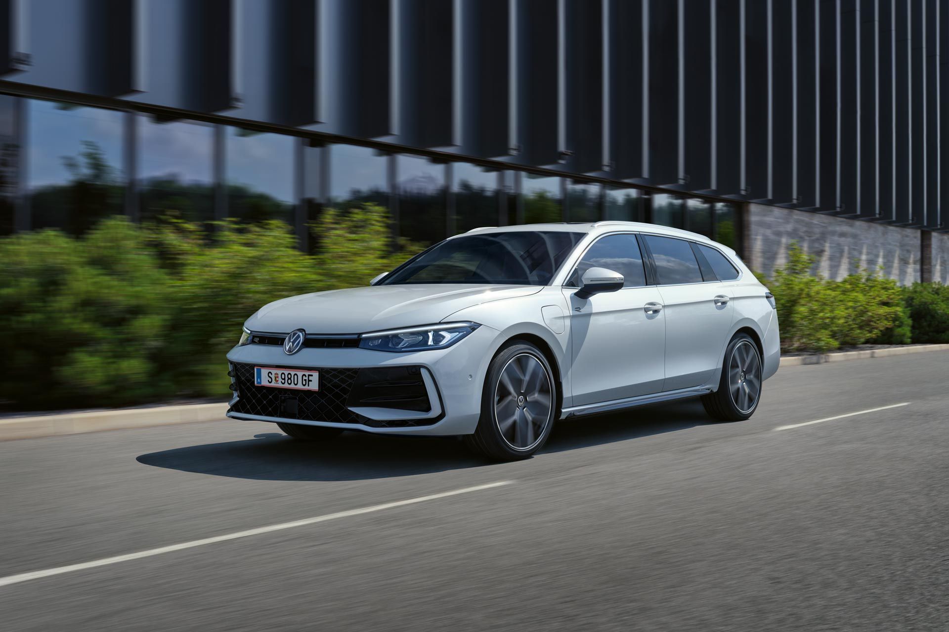 Ein weißer VW Passat R-Line fährt in einer Stadt