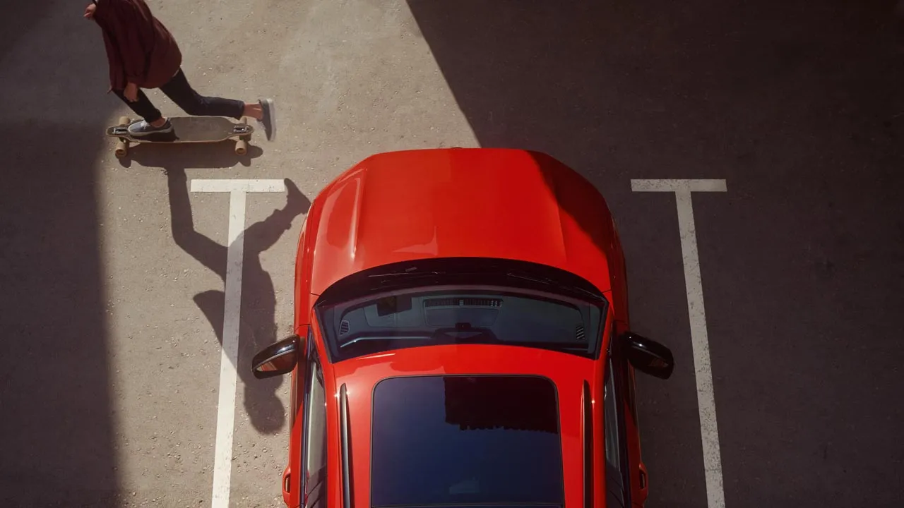 Topshot eines roten VW Tiguan R-Line mit Panorama-Ausstell-/ Schiebedach