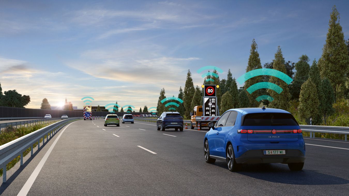 Iluustration zeigt symbolisch wie mehrere Fahrzeuge auf einer Autobahn fahren und über die Gefahrenwarnung Car2X kommunizieren