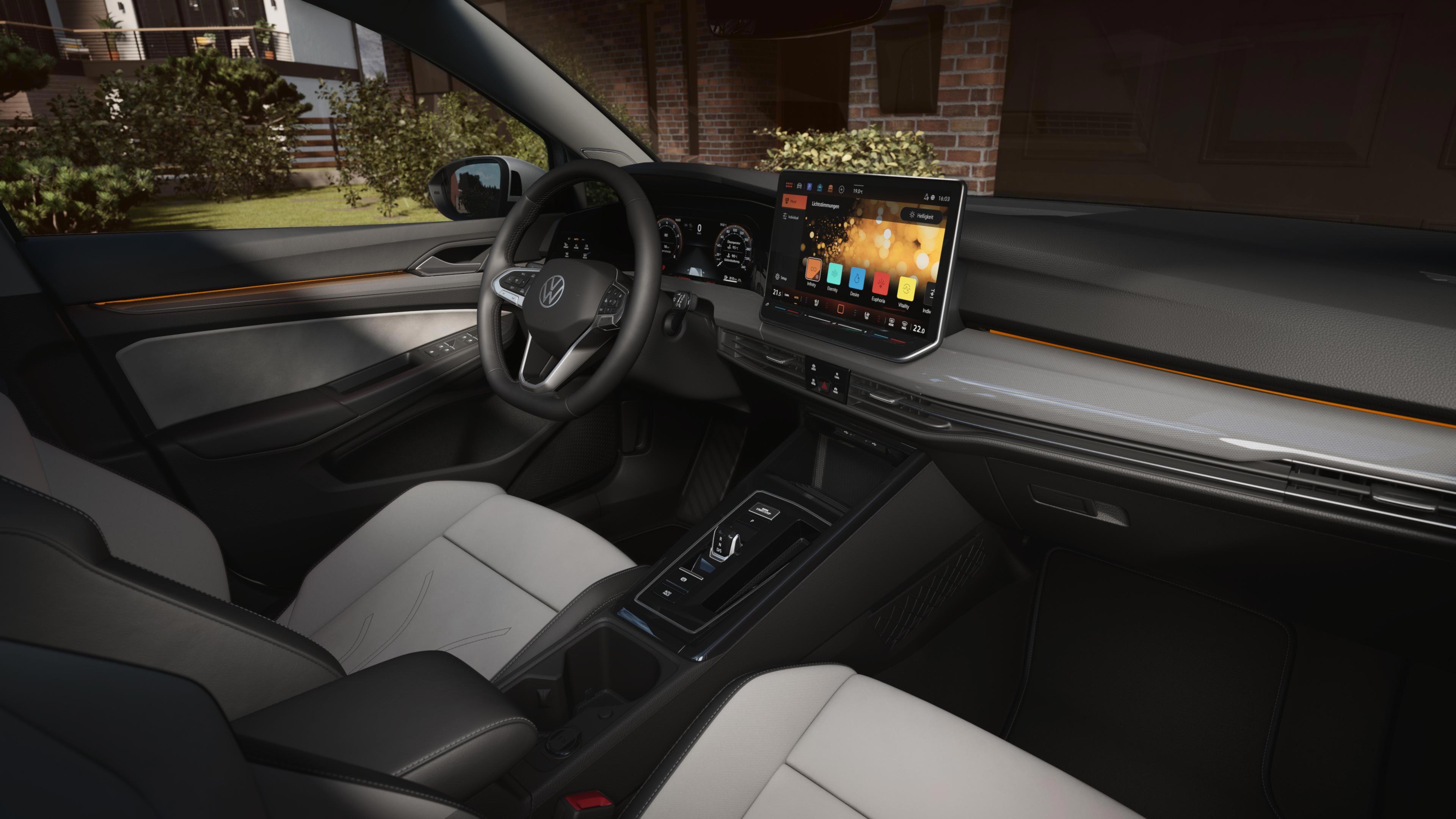 Innenraum des VW Golf Variant mit Blick vom Beifahrersitz auf Infotainment-Display mit dem Menü der Ambientebeleuchtung.