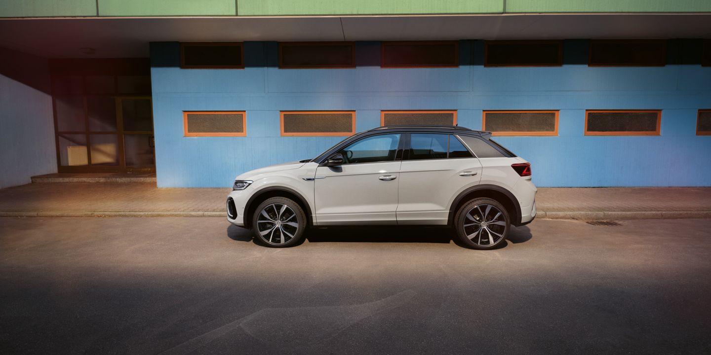 Ein grauer VW T-Roc R-Line Black Style von der Seite.