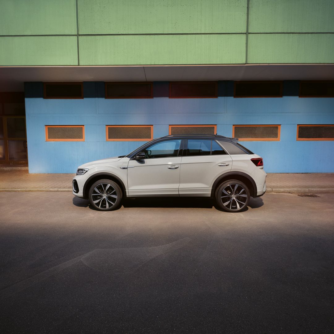 Ein grauer VW T-Roc R-Line Black Style von der Seite.