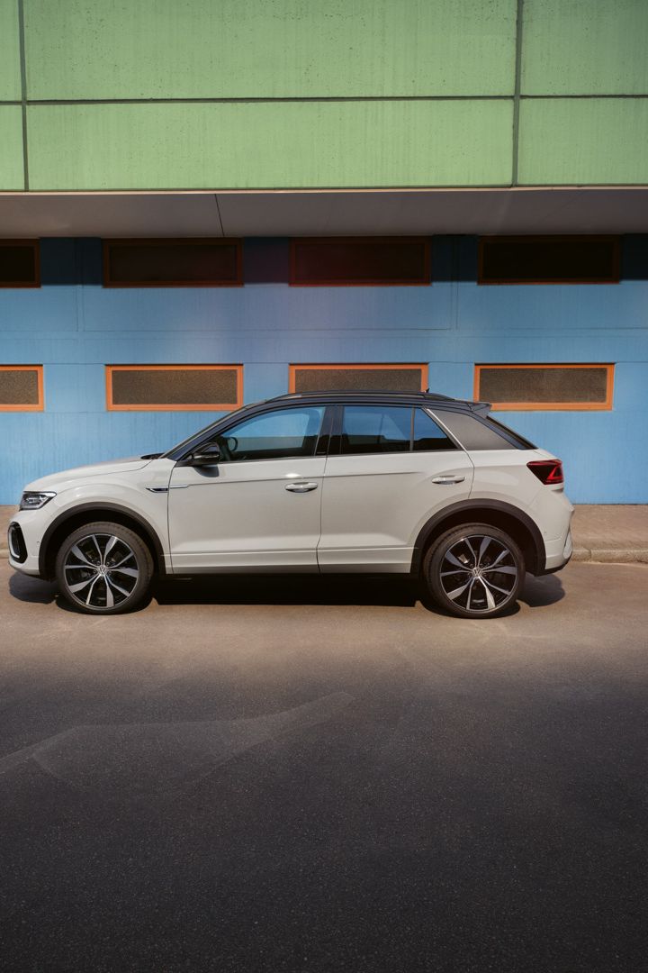 Ein grauer VW T-Roc R-Line Black Style von der Seite.