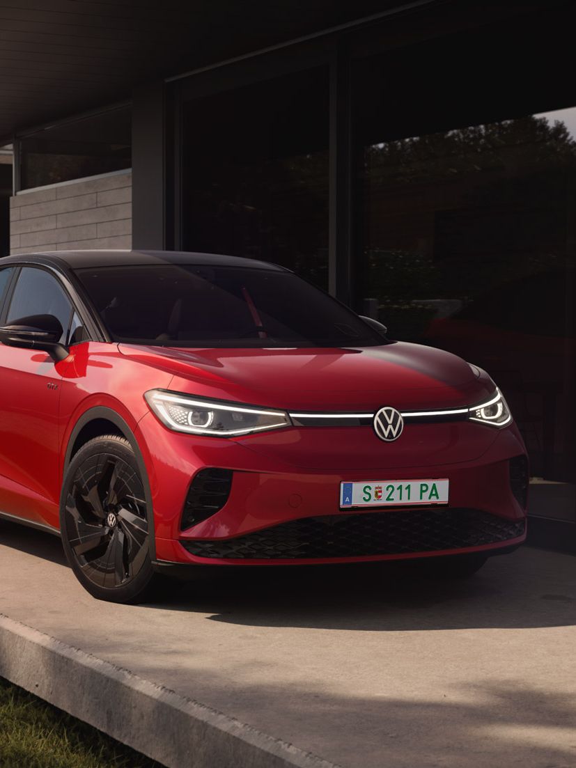 Ein roter ID.5 GTX steht in der Einfahrt eines Hauses