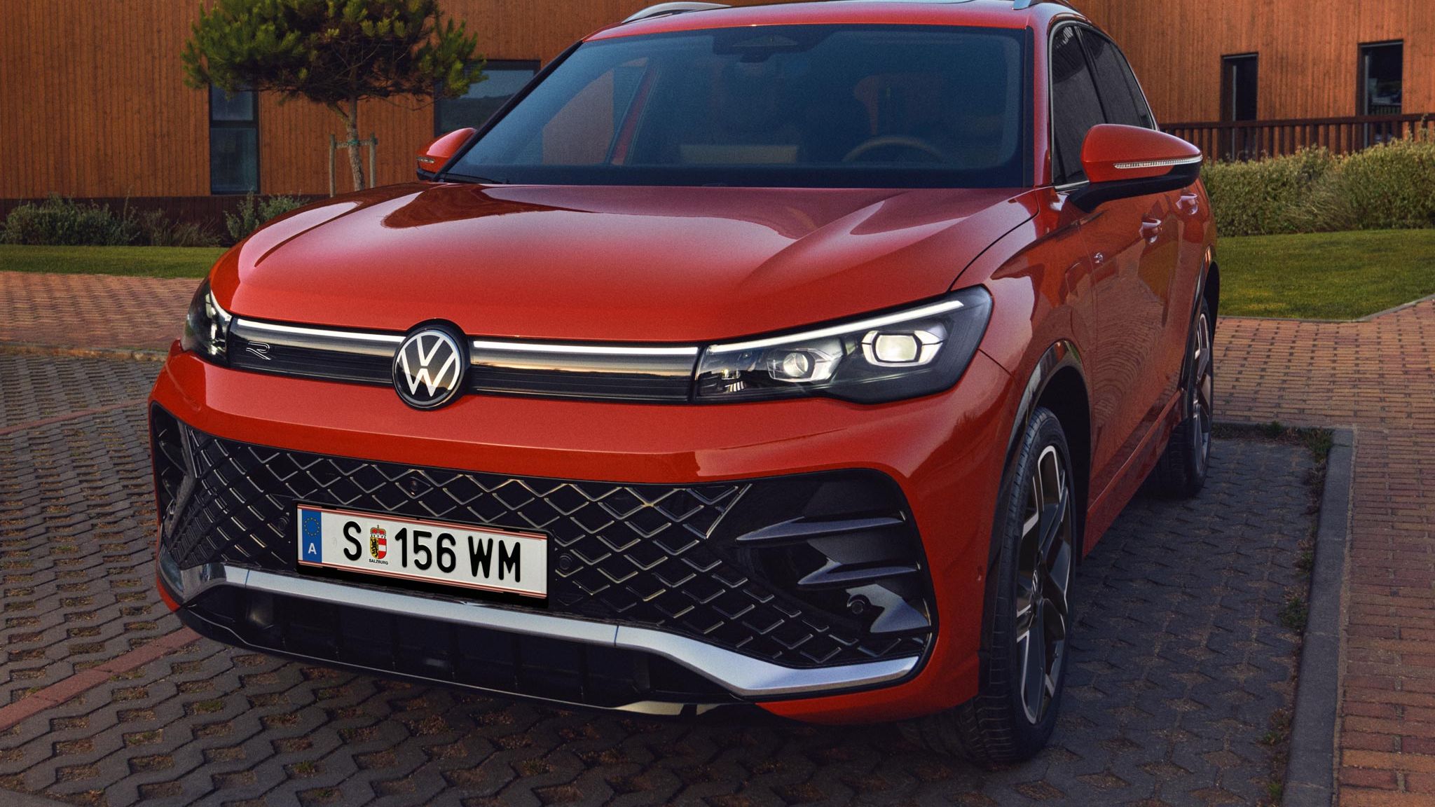 Frontansicht eines roten VW Tiguan R-Line mit IQ.LIGHT LED Matrix Scheinwerfern