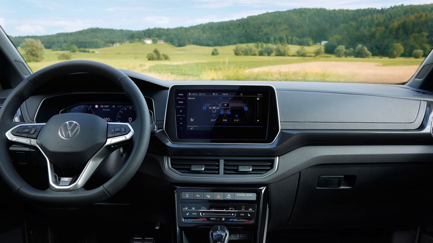 Cockpit eines VW T-Cross mit Multifunktionslenkrad und Infotainmentsystem mit Einstellungen der Klimaanlage im Display.