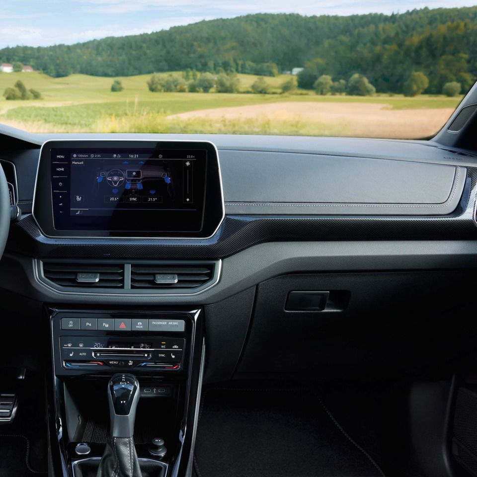 Blick auf die Mittelkonsole mit Bildschirm, Klimaanlage und Gangschaltung des VW T-Cross