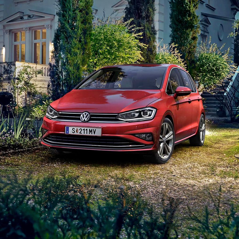 VW Golf Sportsvan Exterieur Frontansicht im Garten