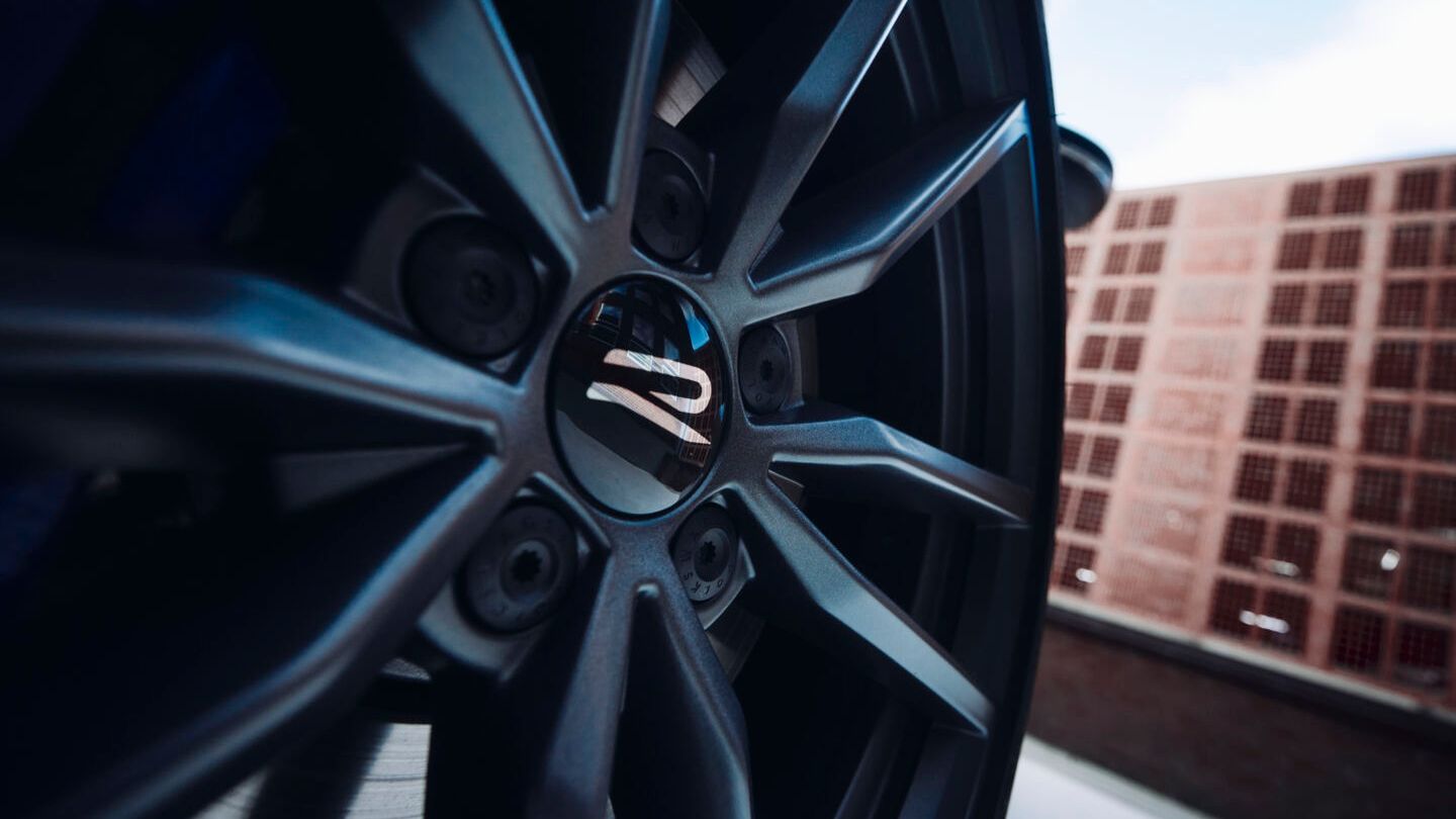 Ein Detailshot der 19 Zoll Felge Estoril des VW T-Roc R.