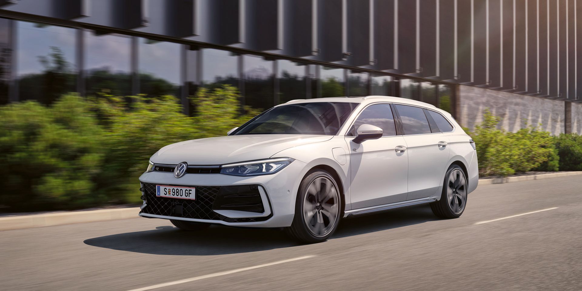 Ein weißer VW Passat R-Line fährt in einer Stadt