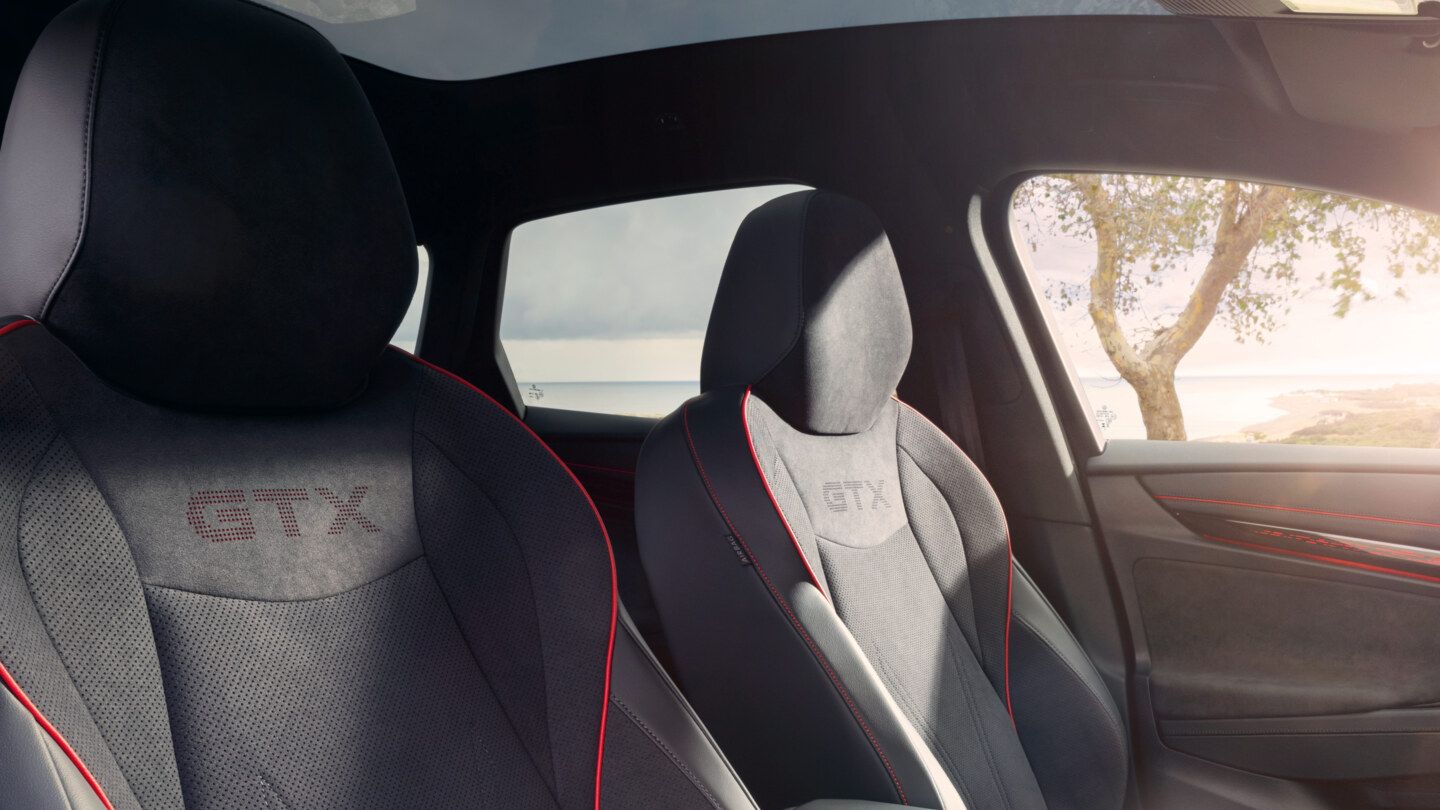 Die Sitze des ID.7 GXT mit roten Ziernähten und GTX-Schriftzug. 