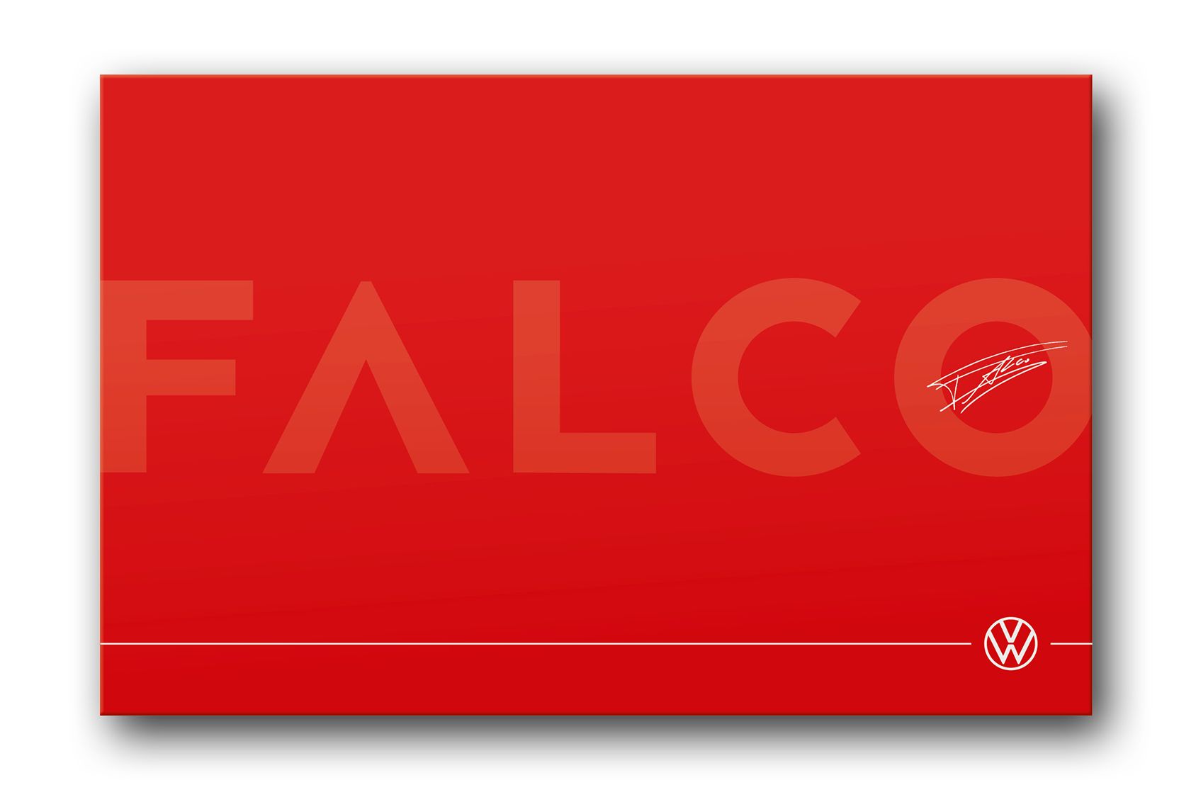 Die geschlossene rote Falco-Box in Frontalansicht mit Falco-Aufschrift und Signatur.