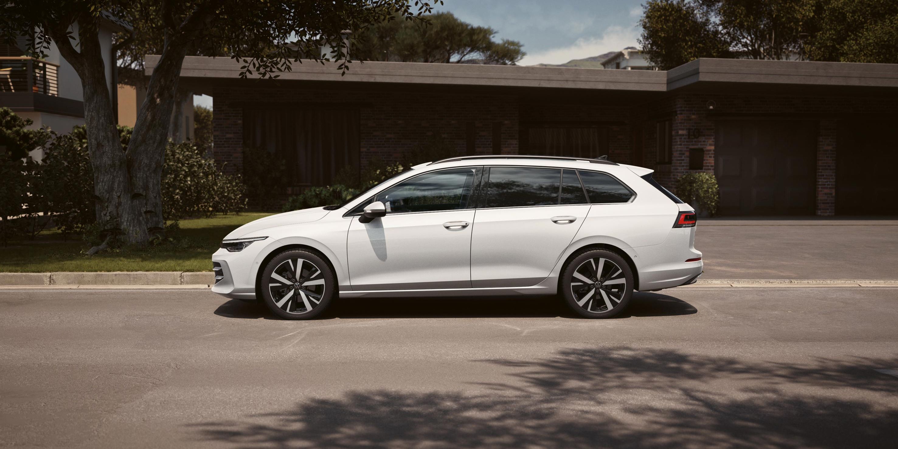 Seitenansicht eines weißen VW Golf Variant geparkt vor Einfamilienhaus