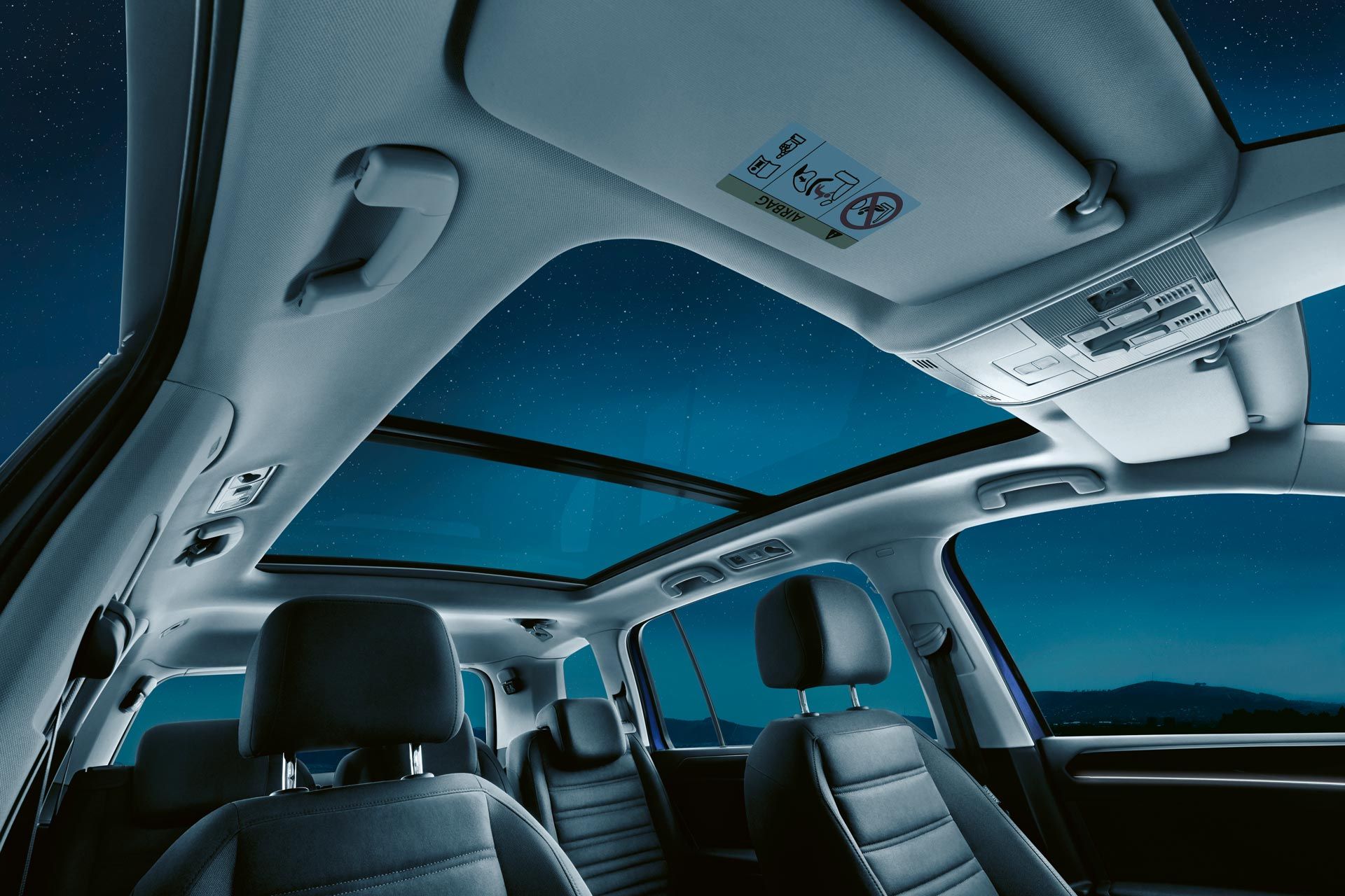 Innenraum und Panoramadach des VW Touran
