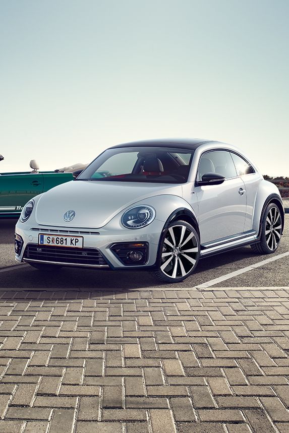 Zu sehen ist ein VW Beetle in silber und ein VW Beetle Cabrio in grün