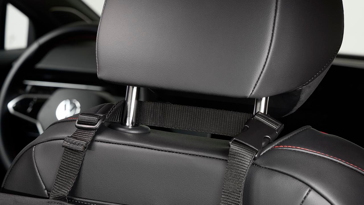 Haltegurte der Volkswagen Fondschutzdecke an den Nackenstützen befestigt.