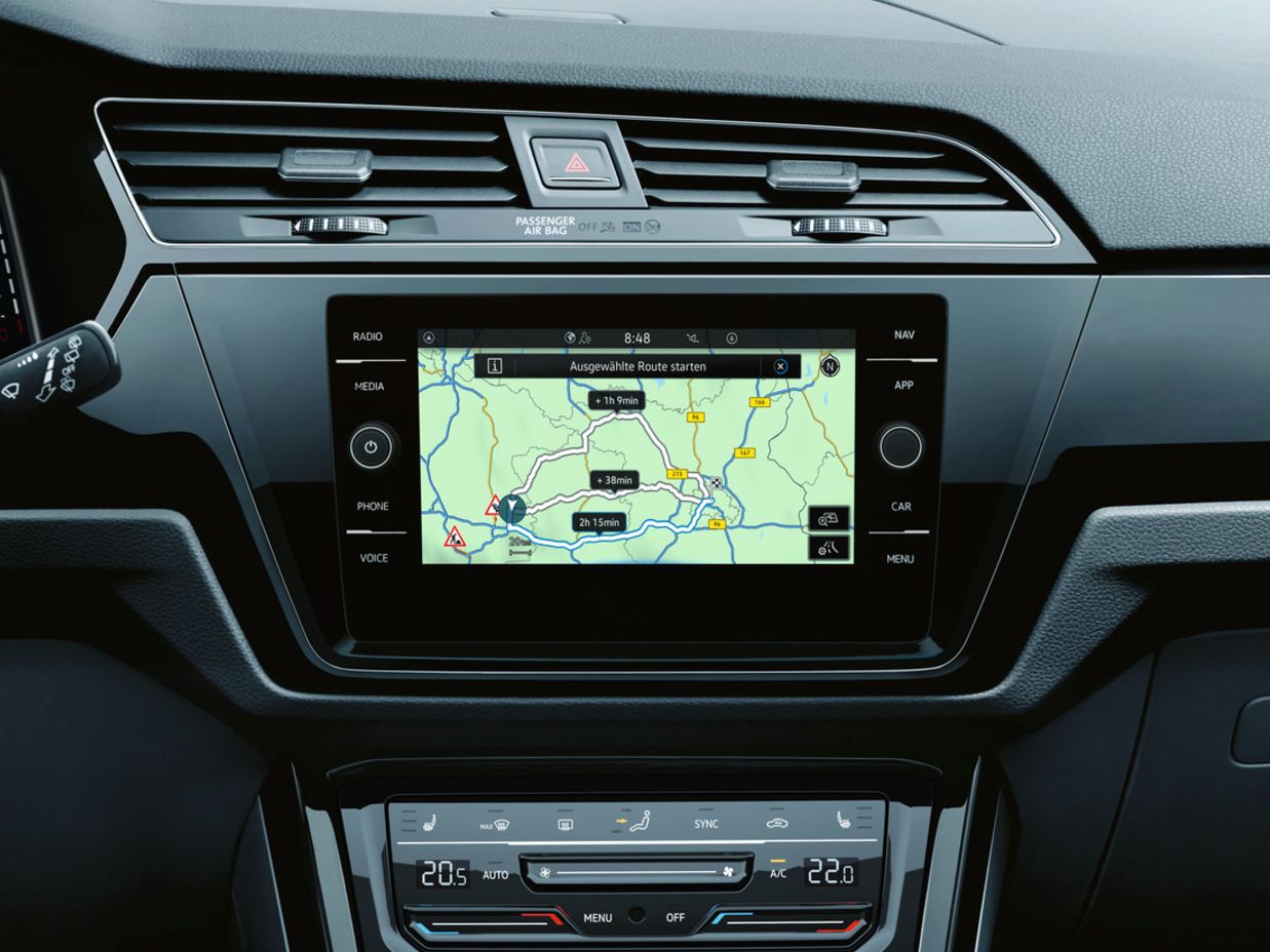 Interieur von Touran mit Fokus auf Infotainmentsystem mit Navigation 