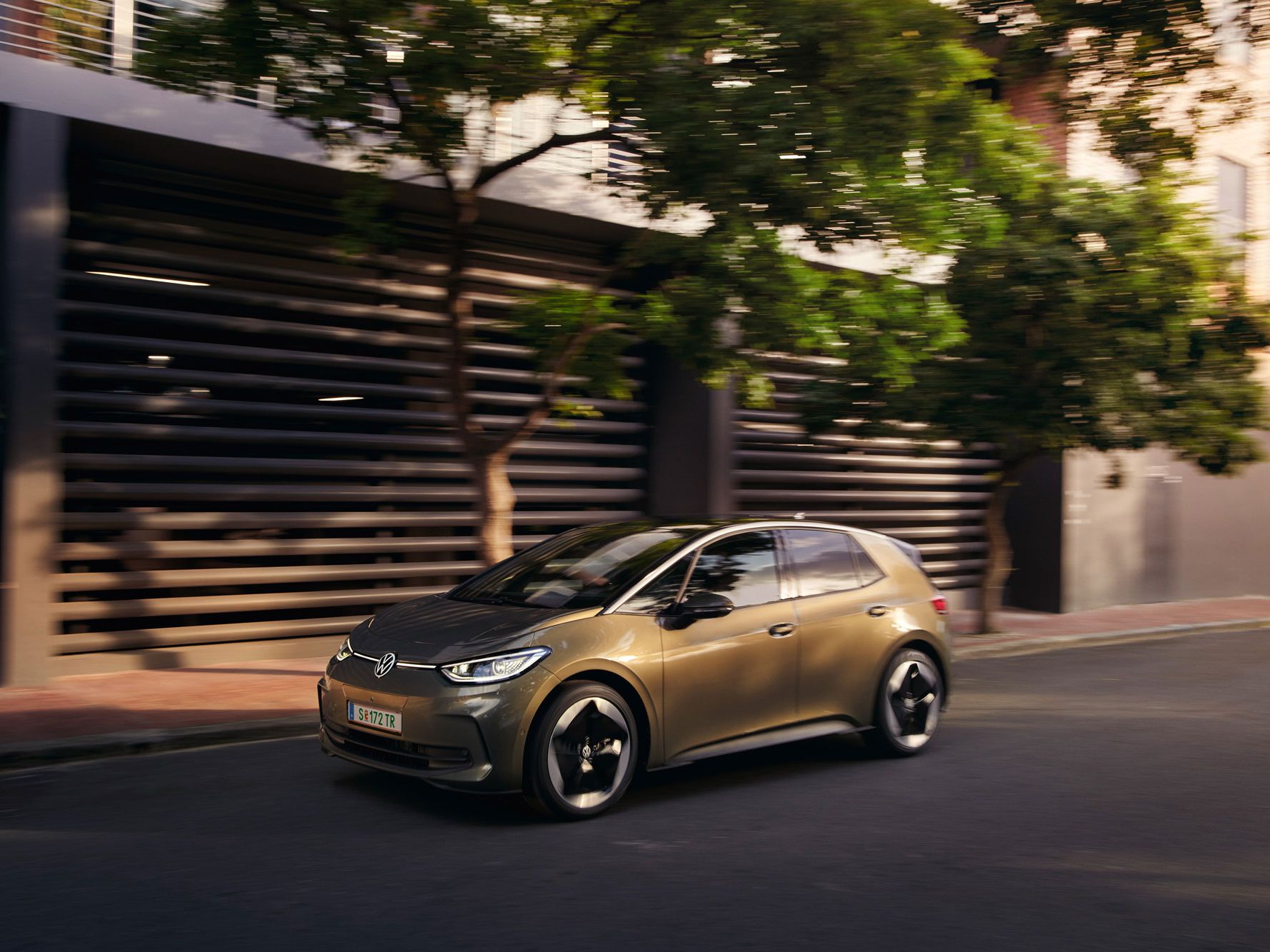 Der VW ID.3 in olivgrün fährt ind er Stadt