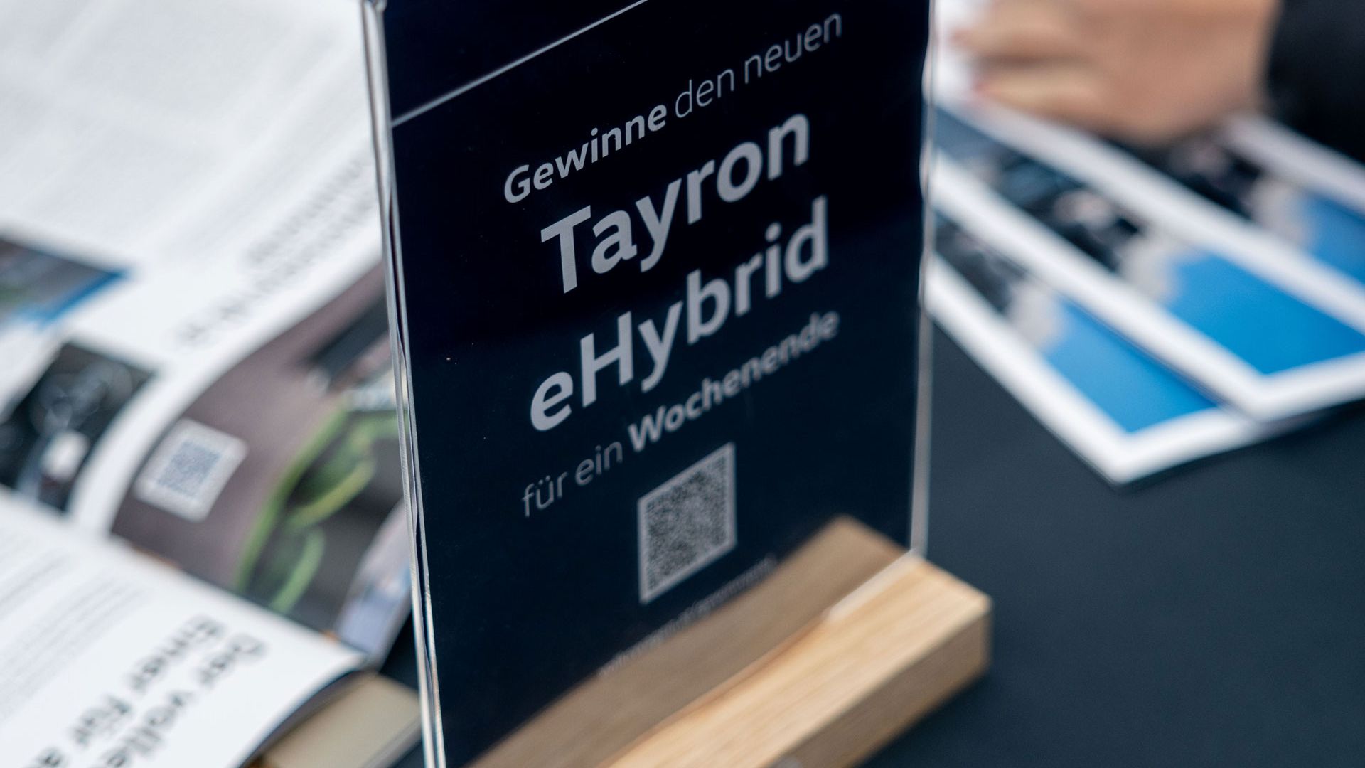 Aufsteller mit QR bei den Wiener Elektrotagen bei dem Besucher des Volkswagens Standes bei einem Gewinnspiel teilnehmen können.