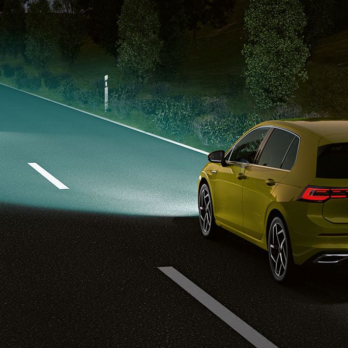 Golf 8 in der Nacht unterwegs auf der Straße mit beleuchtetem Kennzeichen und IQ Light.