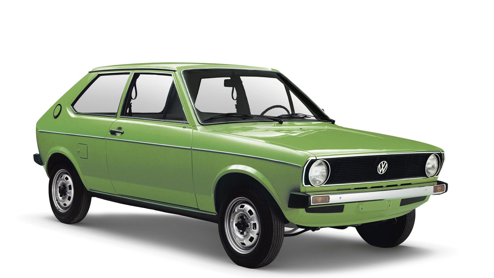 Ein grün lackierter VW Polo 1 aus den 1970er Jahren. Das Auto hat zwei Türen und klassische runde Scheinwerfer. Es steht auf einem schlichten weißen Hintergrund.