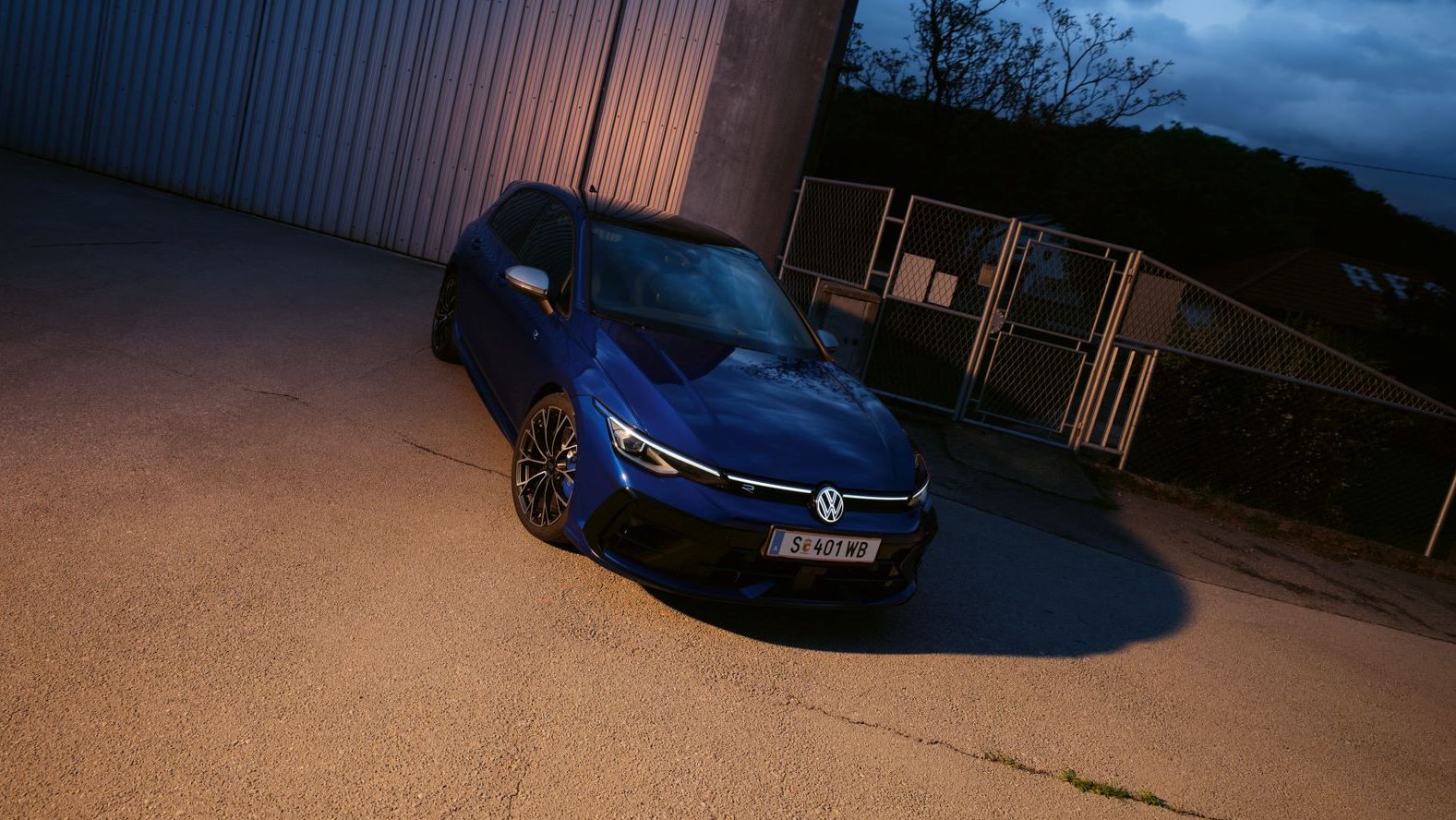 Golf R parkt schräg vor einer Halle