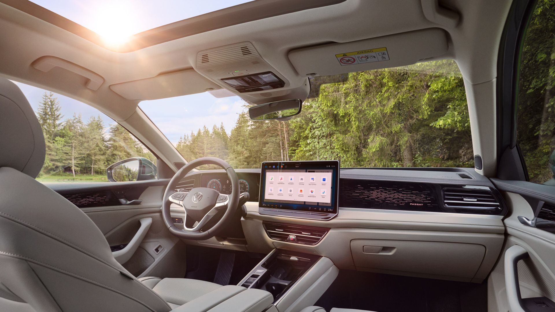 Cockpit eines VW Passat mit Multifunktionslenkrad und Infotainmentsystem.