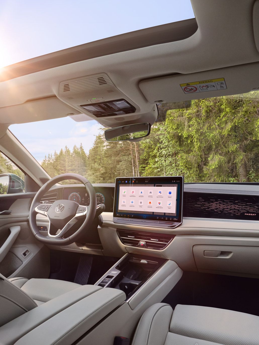 Cockpit eines VW Passat mit Multifunktionslenkrad und Infotainmentsystem.