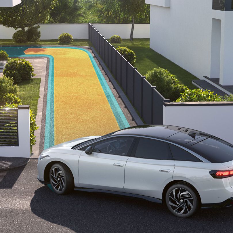 Illustration zeigt schematisch anhand eines VW ID.7 die Funktionsweise der Memory-Funktion für den Parkassistenten.