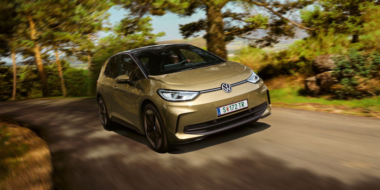 Ein ID.3 fährt über eine Landstraße. 