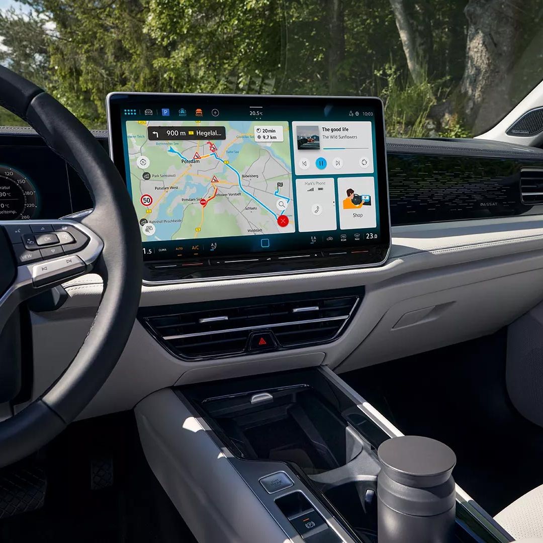 Die Mittelkonsole eines VW Passat mit großem Touch-Display.