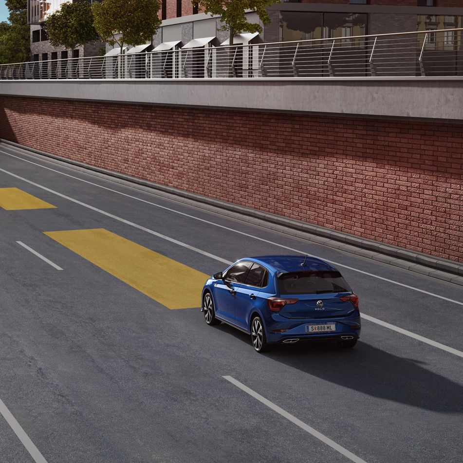 Illustration zeigt schematisch anhand eines VW Polo die Funktionsweise der automatischen Distanzregelung ACC.