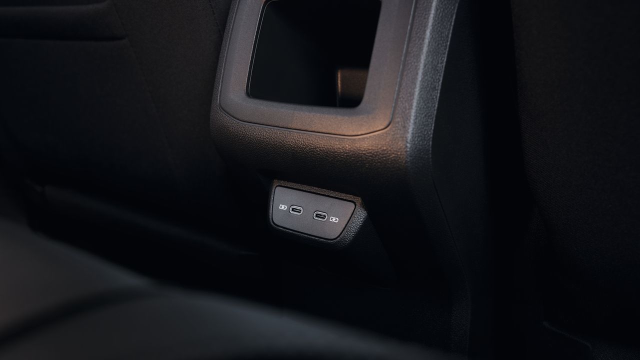 Großaufnahme der USB-C Schnittstellen im VW T-Cross