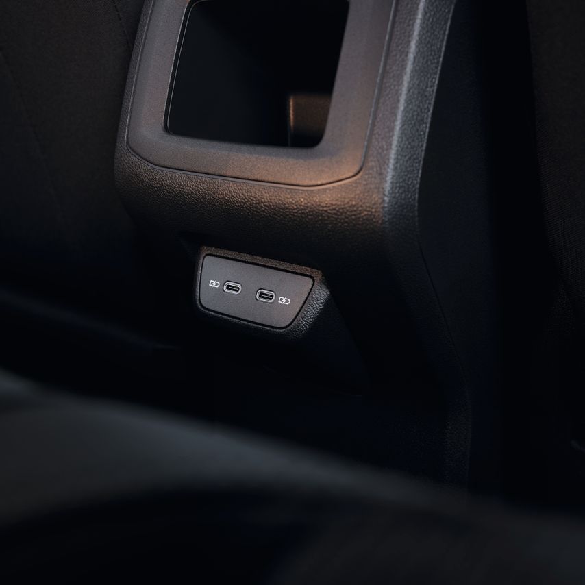 Detailansicht der USB-Anschlüsse an der Mittelkonsole für die Rücksitze in einem VW T-Cross.