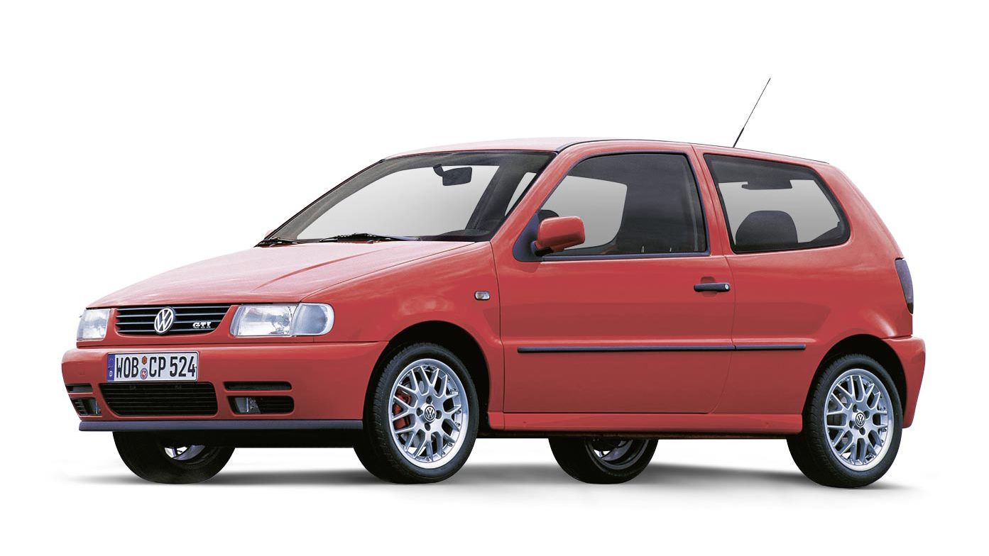 Ein roter VW Polo 3 vor einem weißen Hintergrund. Das Auto hat zwei Türen und glänzende silberne Felgen. Das Nummernschild zeigt "WOB-CP 524".