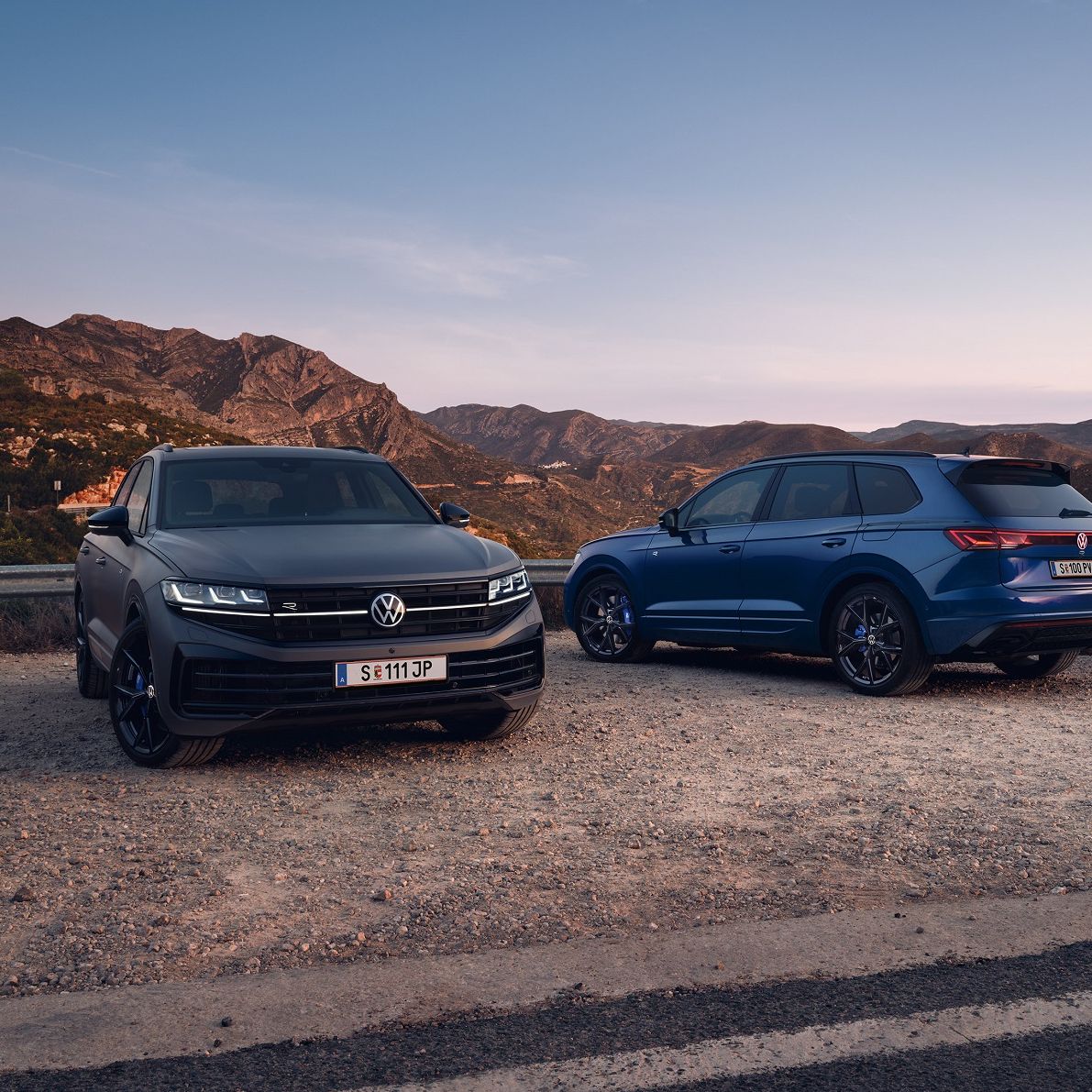Zwei VW Touareg R in der Vorder- und in der Heckansicht auf einem Parkplatz