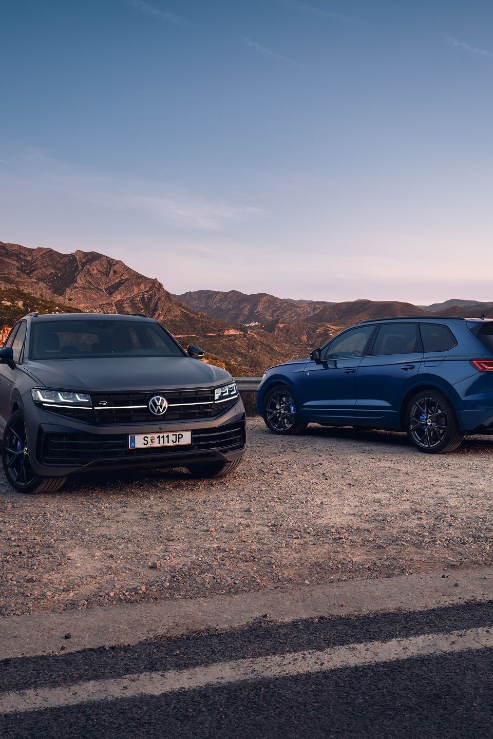 Zwei VW Touareg R in der Vorder- und in der Heckansicht auf einem Parkplatz