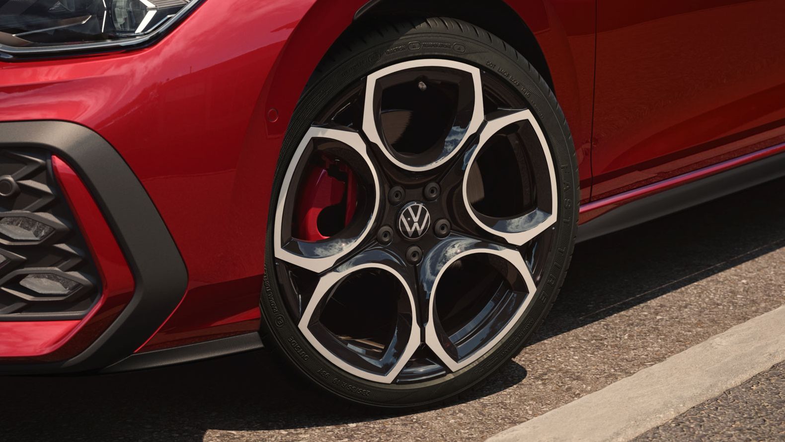 Radkasten eines weißen VW Golf GTI mit Front-Lichtsignatur.