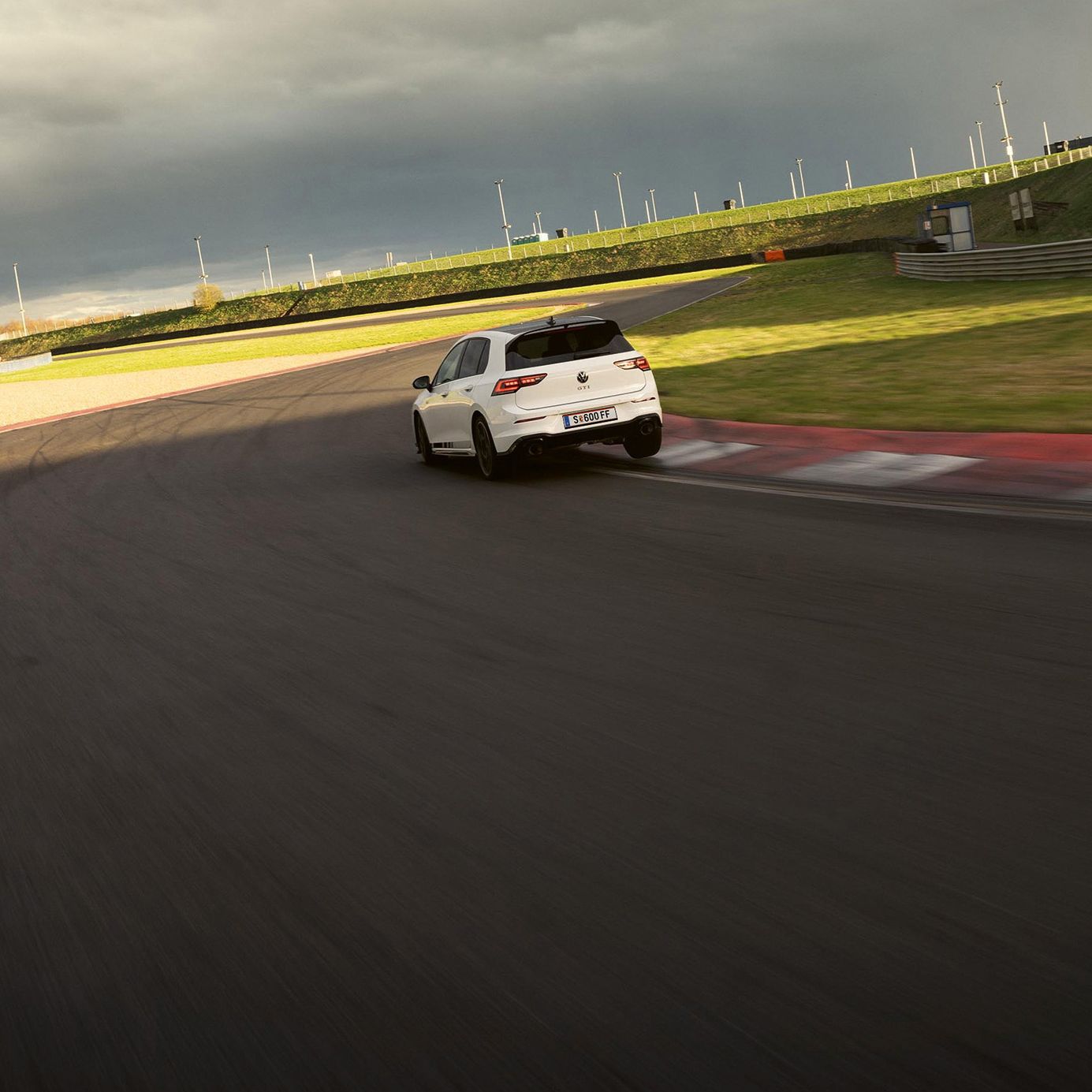 Der neue Golf GTI Clubsport fährt auf einer Rennstrecke 