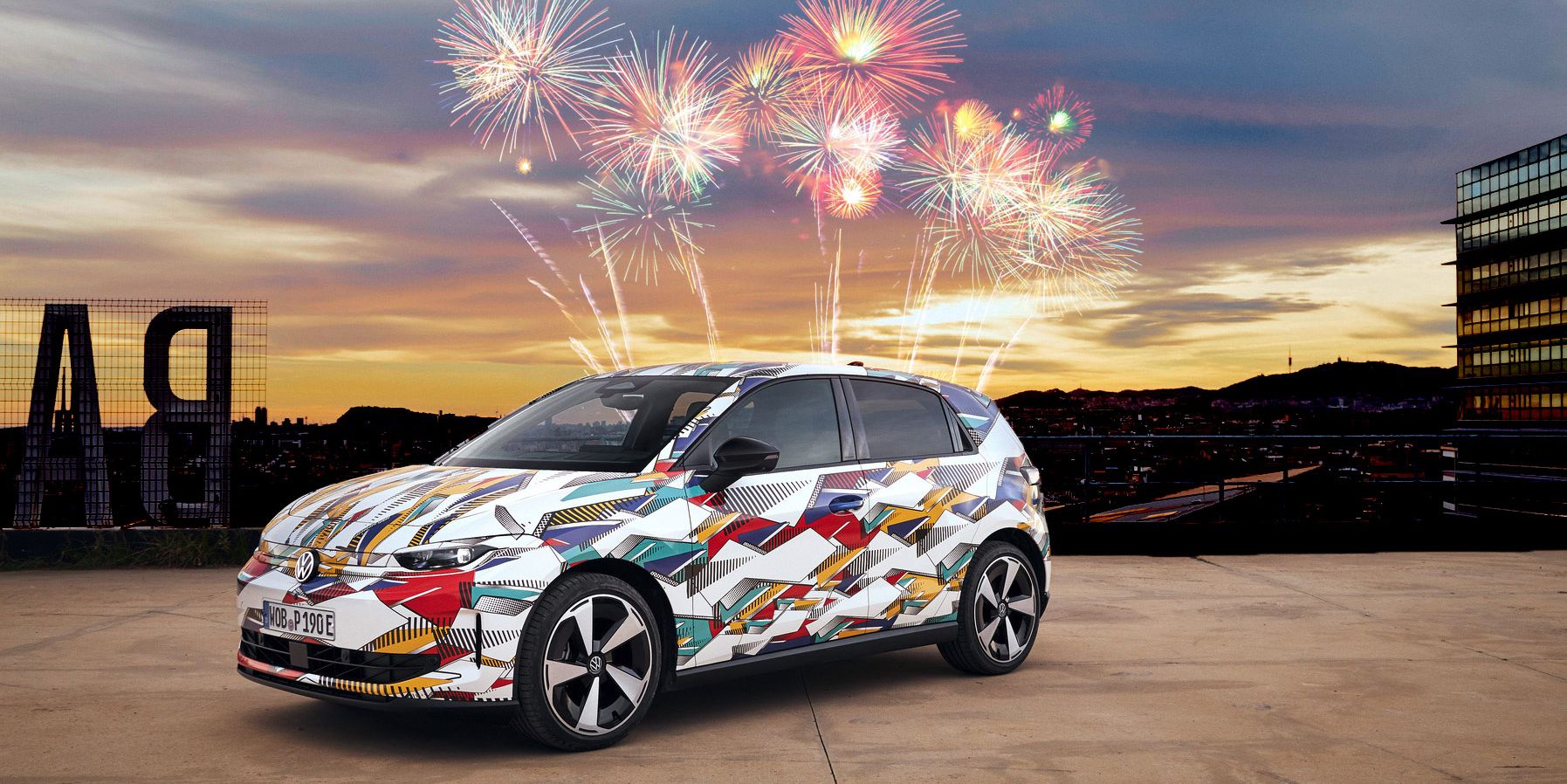 Ein bunter ID. Polo steht draußen vor einem Gebäude, während bunte Feuerwerkskörper den Himmel im Hintergrund erleuchten.