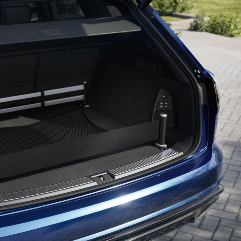 Geöffnete Heckklappe und Innenraum eines blauen VW Touareg