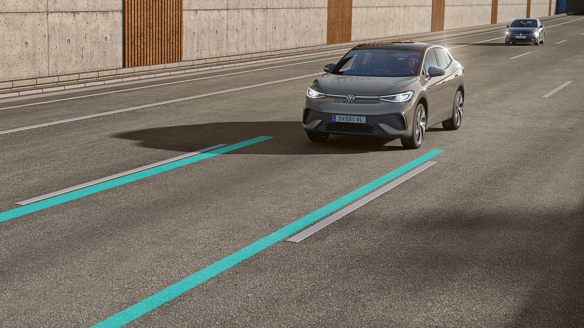 Ein grauer VW ID.5 nutzt Lane Assist, um in der Spur zu bleiben.