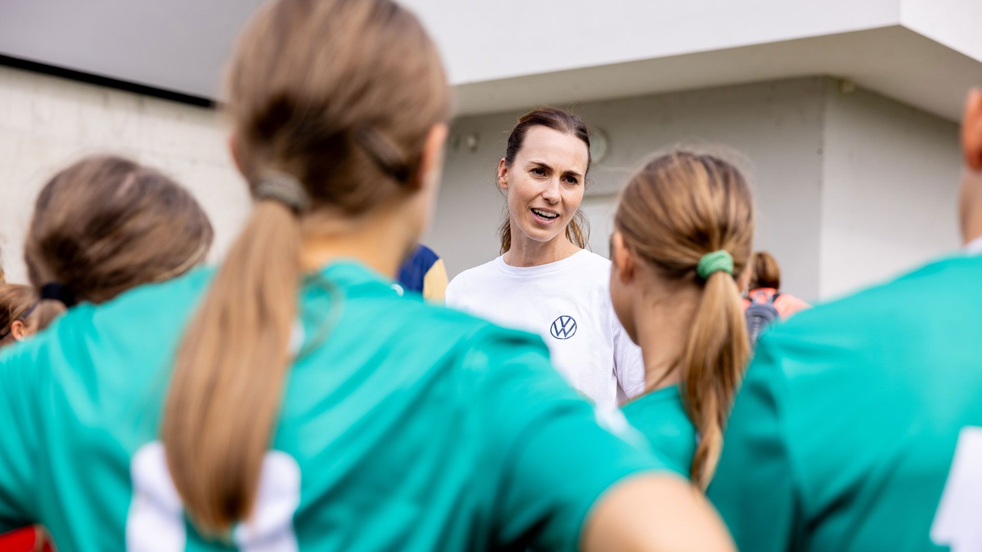Viktoria Schnaderbeck redet mit jungen Spielerinnen beim VW Junior Masters Regionalturnier.
