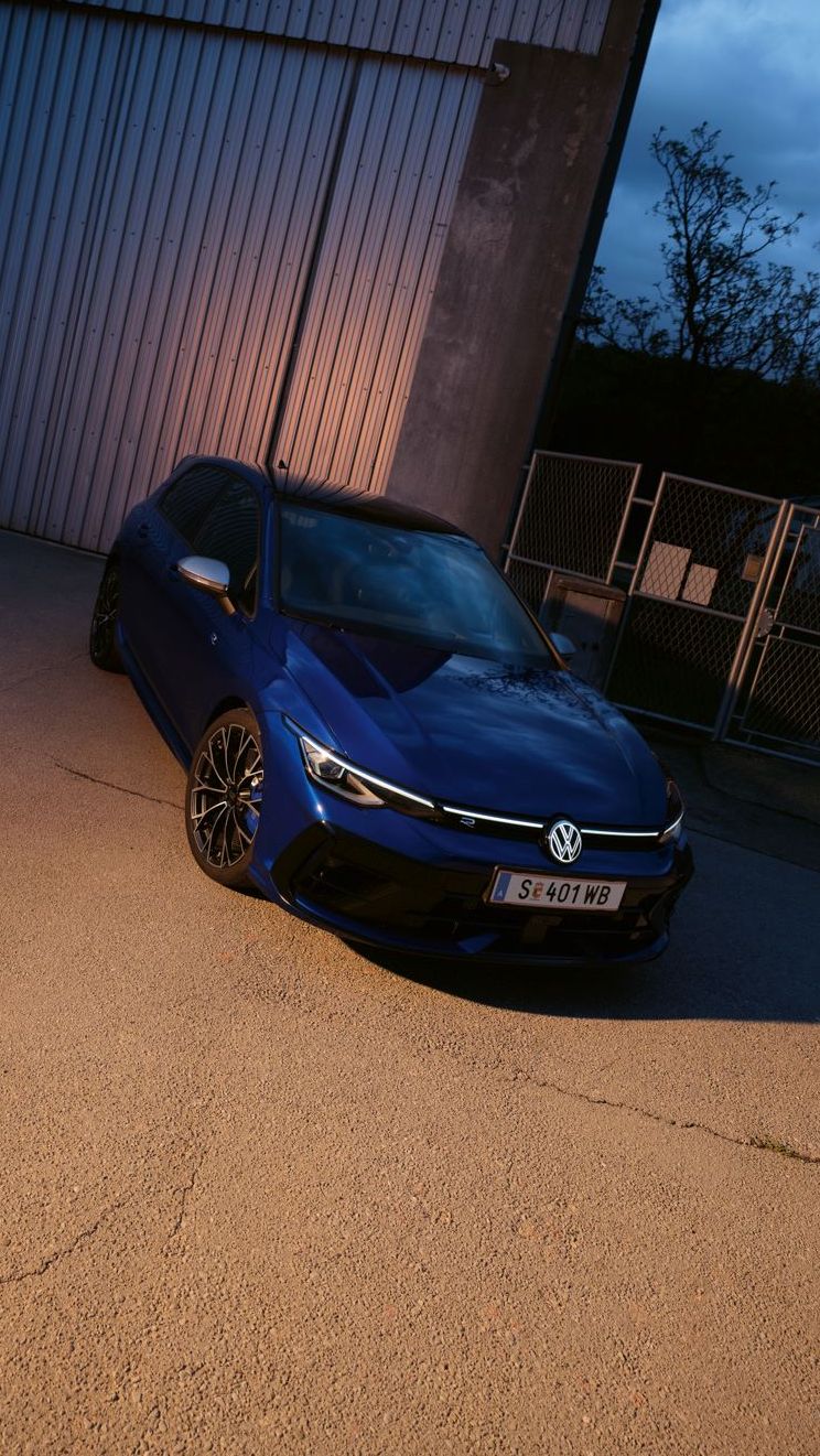 Golf R parkt schräg vor einer Halle