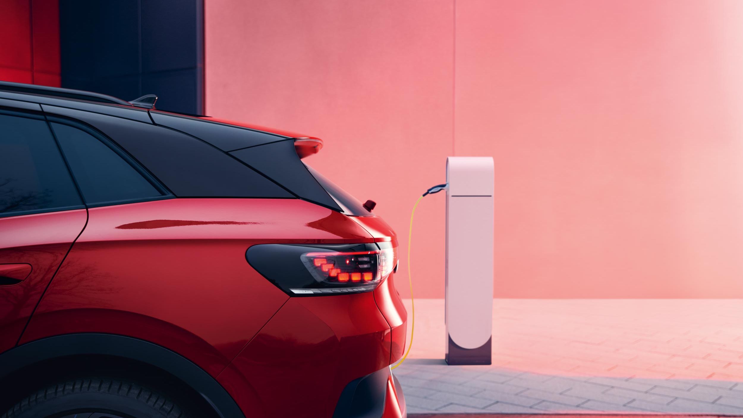 Detailansicht des Ladevorgang am roten VW ID.4 GTX. 