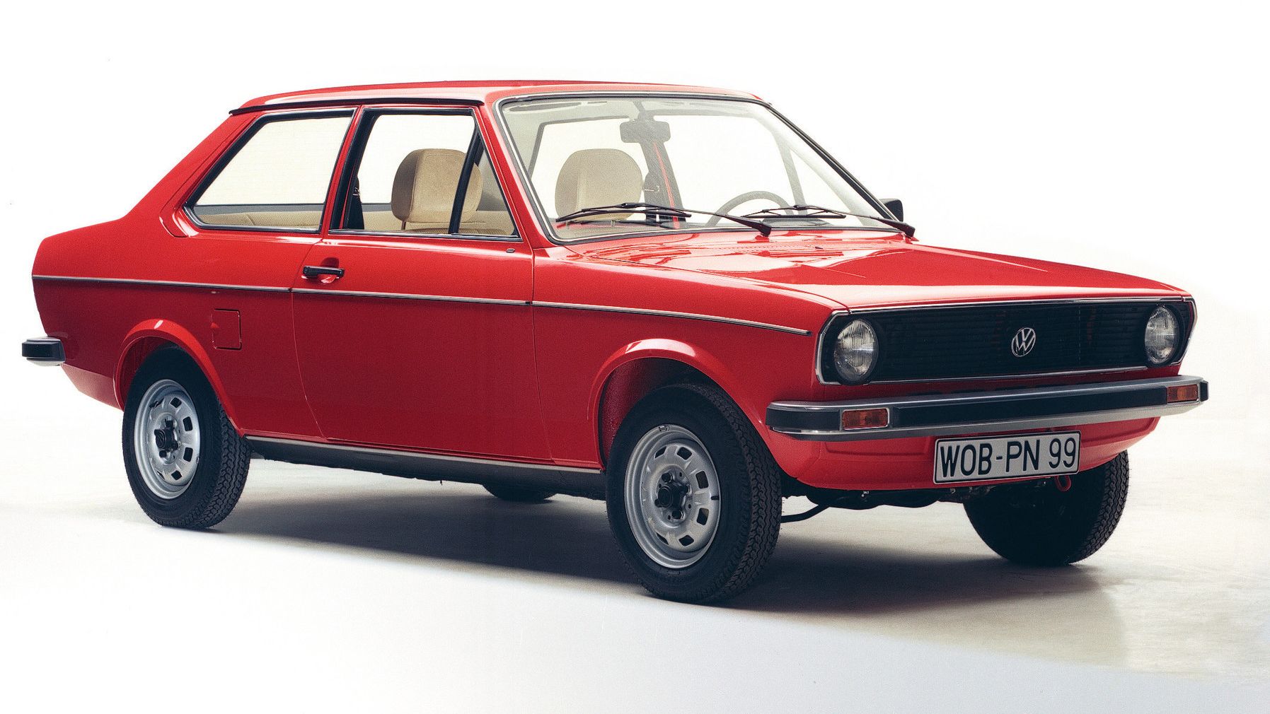 Ein roter, klassischer VW Polo Derby mit beige Innenausstattung ist von der Seite zu sehen. Der Wagen hat runde Scheinwerfer und silberne Felgen. Das Nummernschild zeigt die Aufschrift "WOB-PN 99".