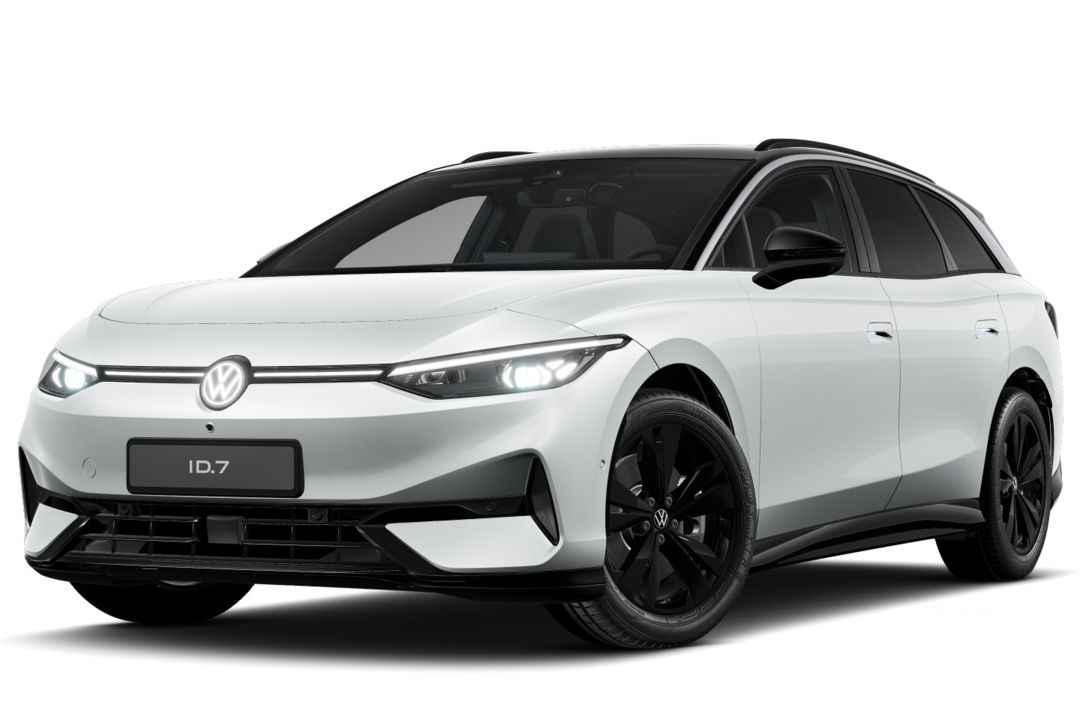 Weißer Volkswagen ID.7 Tourer, ein elektrischer Kombiwagen, fotografiert aus der Vorderansicht. Das Auto hat schwarze Räder und getönte Scheiben. Seine moderne, aerodynamische Form spiegelt den fortschrittlichen Designansatz wider.