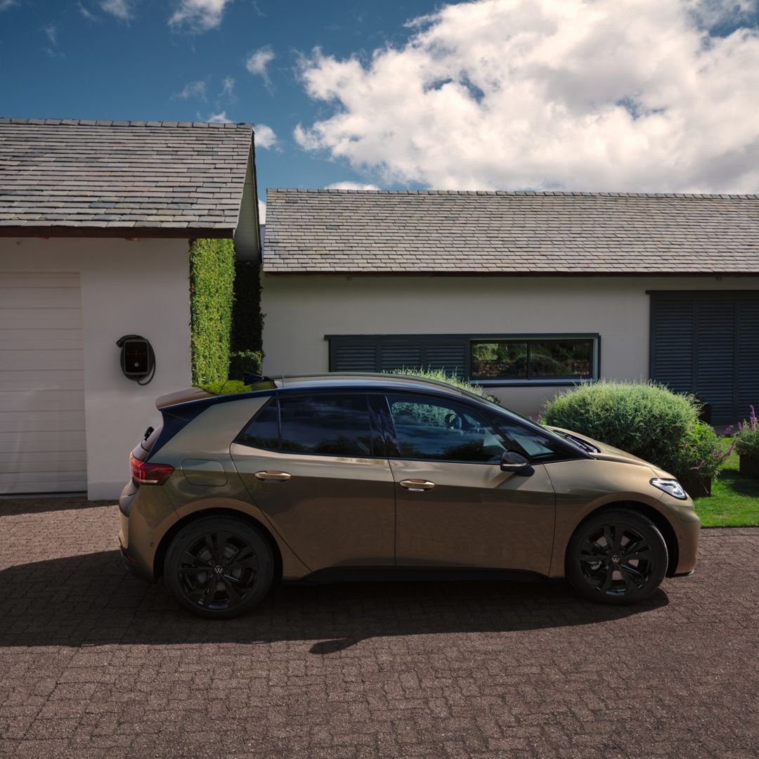 ID.3 Pro steht seitlich geparkt vor einem Haus in einer Einfahrt. 